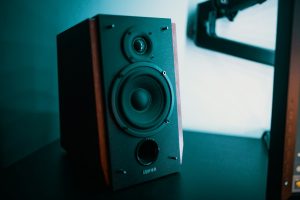 Детальніше про статтю Як підключити колонки до телевізора: всі способи та налаштування